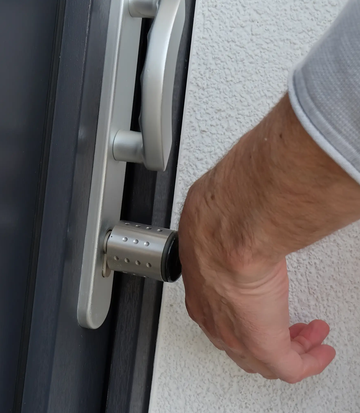Die Betätigung des elektronischen WILKA Schließzylinders erfolgt über ein Mikrochipimplantat unter der Haut.
