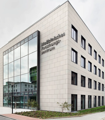 Sichere Zutrittskontrolle im Forschungszentrum des Universitätsklinikums Essen Im Forschungszentrum des Universitätsklinikums Essen haben rund 450 Mitarbeiter Zugang zum Gebäude, doch natürlich darf nicht jeder überall hinein. Die sensiblen Laborbereiche beispielsweise dürfen nur von wenigen berechtigten Personen betreten werden.