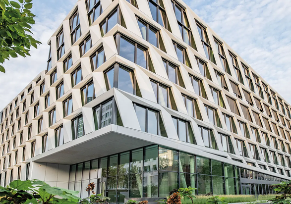 Moderne Bürogebäude-Architektur des Projekts ONE PLAZA mit markanter Fassade und großen Glasflächen