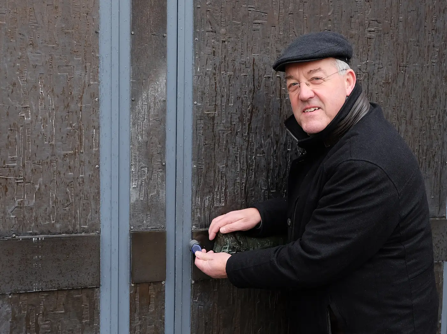 Pfarrer Herbert Werth vor der Kirchentüre