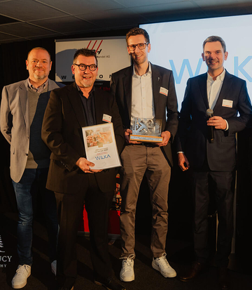 WILKA Mitarbeiter nehmen in Merelbeke am Vorabend der Polyclose 2026 den EBH-Preis „Lieferant des Jahres Benelux“ in der Kategorie Schulungsunterstützung entgegen.